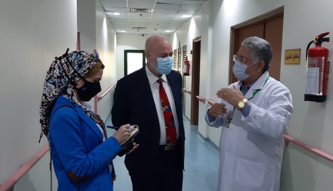 ممثل هيئة آل مكتوم الخيرية الإماراتية يزور مستشفي الكبد المصري